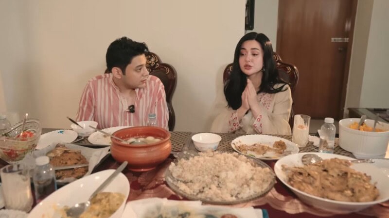 Hania Aamir joins Bangladeshi YouTuber’s family for local food