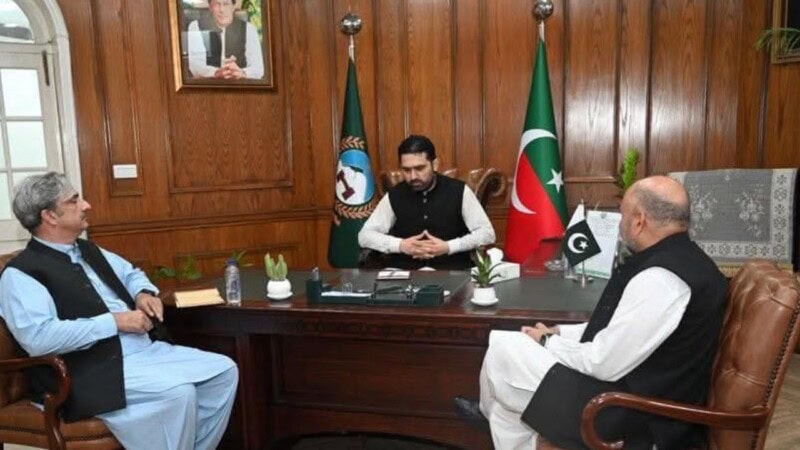Internet reacts as CM Afridi ‘replaces Pakistan flag with PTI’; Claim regarding Jinnah’s portrait busted