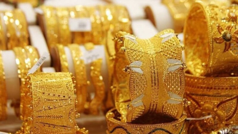 Gold prices continue to fall in local, international markets