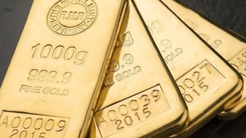 Gold prices dip in Pakistan as global market slips
