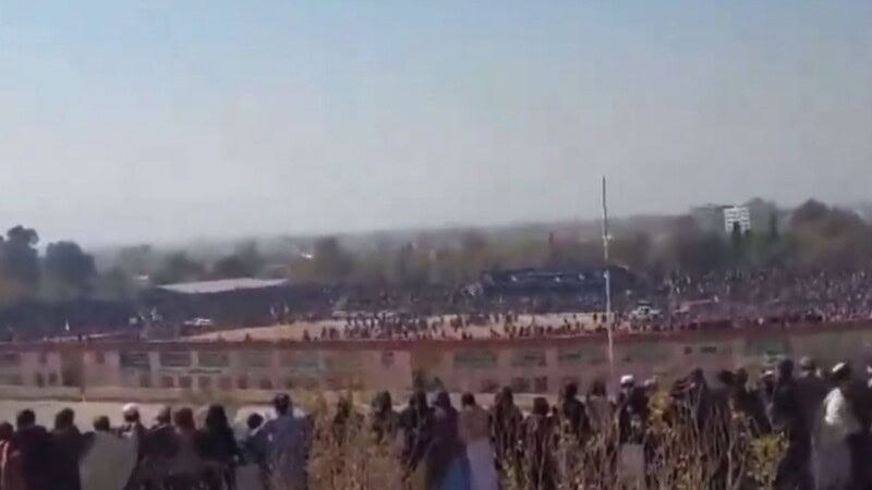 13-year-old Afghan boy publicly executes murderer; 80,000 spectators
