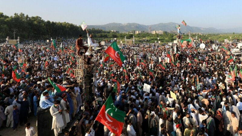 PTI holds rally in Peshawar, draws mixed public reactions