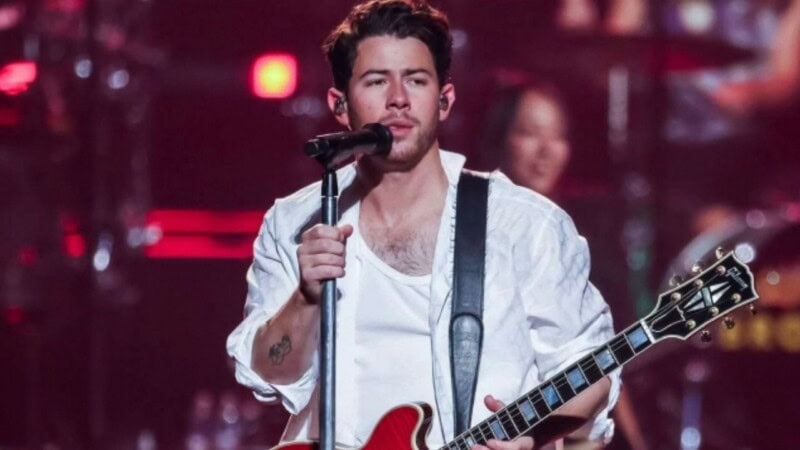 Hollywood star Nick Jonas honors Pakistani pop icon