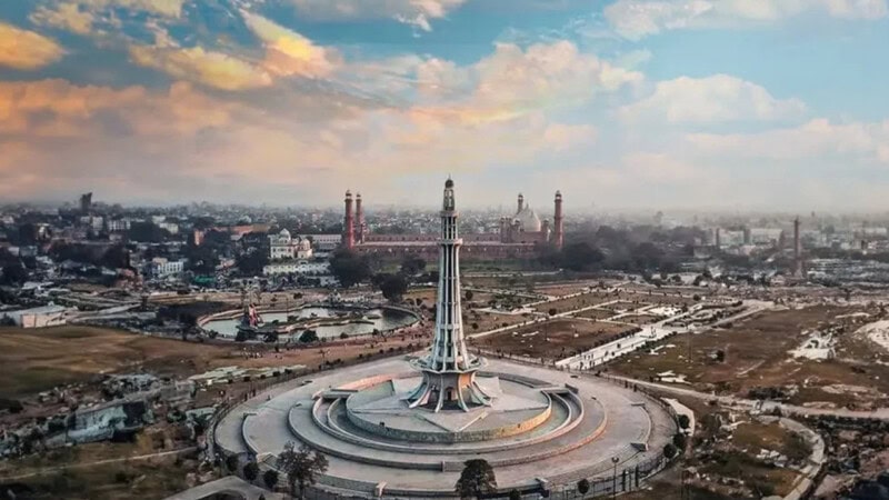 Lahore to be divided into two administrative districts: reports