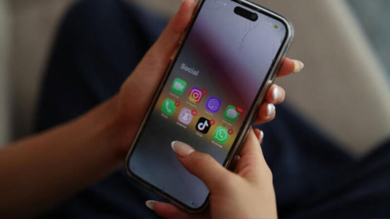 France set to ban social media for children under 15