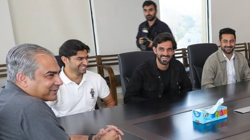 Mohsin Naqvi gives Rs1 million cheque to each hockey player