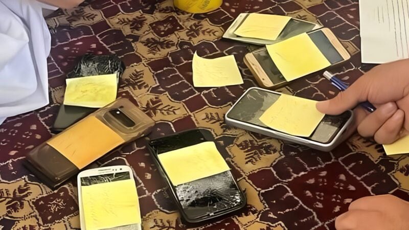 Afghanistan bans smartphones for govt employees