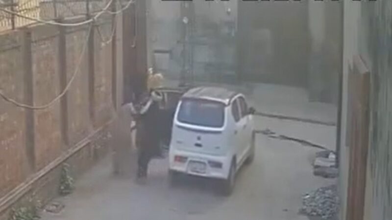VIDEO: Suspects flee after failing to abduct young girl in Gujranwala