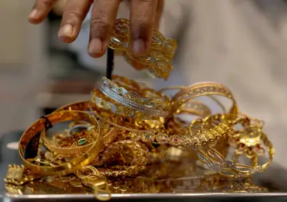 Gold prices fall in Pakistan as global rates drop amid Middle East tensions