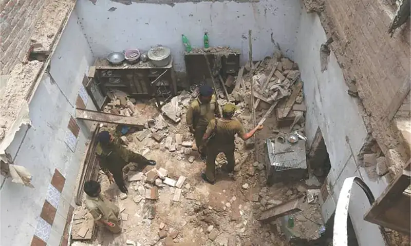 Child dead, four others injured in another Lahore roof collapse