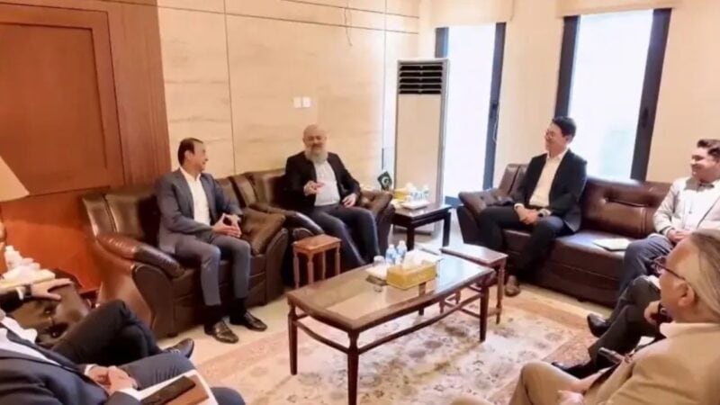 Pakistan invites Samsung to set up regional hub for mobile phone manufacturing