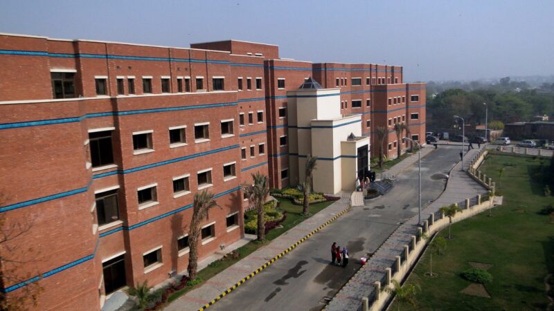 Man jumps off third floor of Lahore’s Children Hospital after guards refuse to let him see ailing daughter