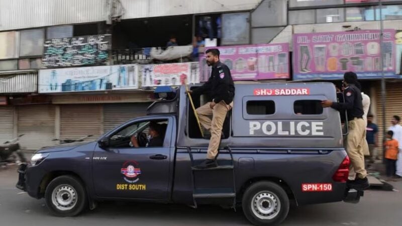 Armed robbers snatch Rs6 million outside Karachi bank, teen injured in firing
