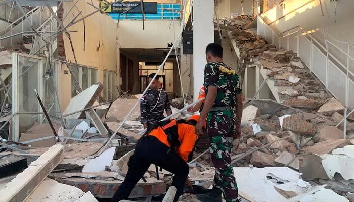7.7-magnitude earthquake triggers mass evacuations in eastern Indonesia
