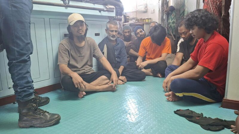 Three Pakistani hostages killed as pirates open fire during rescue op by Somali forces