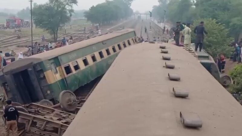 Five dead after Rehman Baba Express derails in Multan