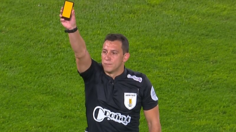 Referee shows first digital yellow card in Copa Uruguay match